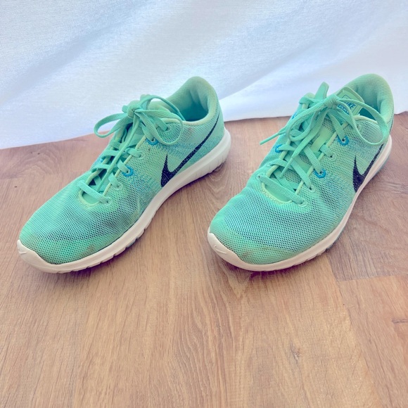Nike women’s Flex Fury 2 shoes. Size 8. Bright turquoise color - Picture 4 of 6